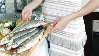 تناول المرأة للأسماك بصفة منتظمة يؤخر فترة انقطاع الطمث