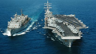 حاملة طائرات أمريكية ترسو بالقرب من ميناء حيفا الإسرائيلي