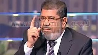 مصادر: الرئيس سيلغي الإعلان الدستوري ويبقي على الاستفتاء