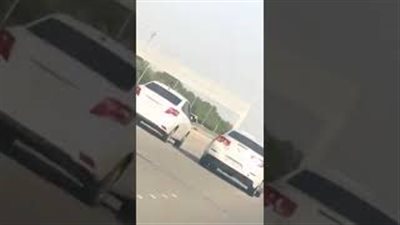 حادث مروع بسبب عناد سائقين على طريق سريع (فيديو)