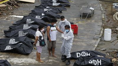 بالصور.. انتشار جثث ضحايا إعصار الفلبين