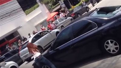 بالفيديو.. فتاة تحطم سيارة حبيبها بعد شجار معه