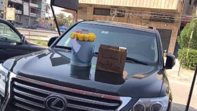 شاب يصالح حبيبته بهدية غير متوقعة (فيديو وصور)