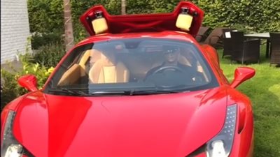 محمد رمضان يستعرض سيارته الـ«فيراري» ويعلق «لا عزاء للأغبياء»