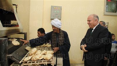 محافظ قنا يفتتح مخبز حاجر الدهسة البحري بفرشوط (صور)