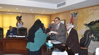 محافظ الفيوم يسلم شهادات أمان للسيدات المعيلات (فيديو)