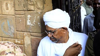 أول تعليق من البشير داخل قفص الاتهام على قرار سجنه 