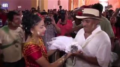 بالفيديو والصور.. عمدة مكسيكي يتزوج تمساحا لسبب غريب