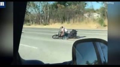 بالفيديو والصور.. رجل يفقد السيطرة على دراجته النارية السريعة