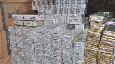 ضبط 53 ألف علبة سجائر مهربة داخل مخزن بالبحيرة