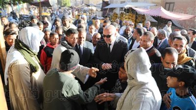 محافظ قنا يوضح للباعة الجائلين ضرورة نقلهم لمجمع الأسواق الجديد(صور)
