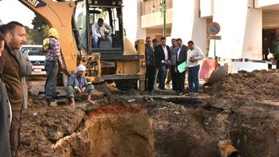 إصلاح ماسورة مياه بـ«سكة الوايلي» في حدائق القبة