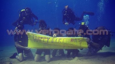 هنا شيحة تحتفل بعيد ميلادها تحت الماء