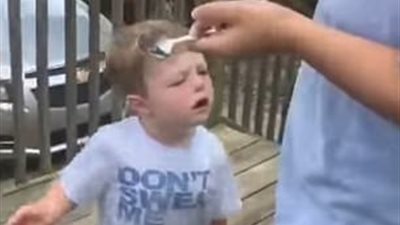 بالفيديو والصور.. رد فعل غاضب لطفل علم بحمل والدته