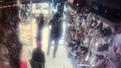 لحظة سرقة حرامي هاتف محمول من داخل محل أحذية (فيديو)
