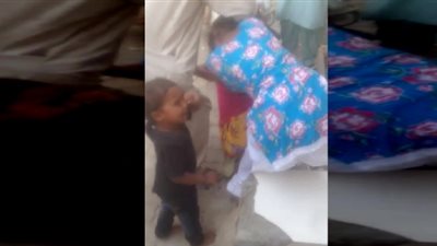 رد فعل صادم لرجل لحظة مشاجرة امرأتين في الشارع (فيديو)