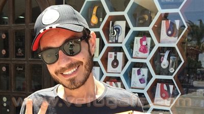 أحمد زاهر يهنئ تامر حسنى على ألبومه الجديد