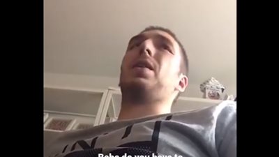 بالفيديو.. أب يعثر على طريقة مثالية لإيقاف بكاء طفله في غياب زوجته