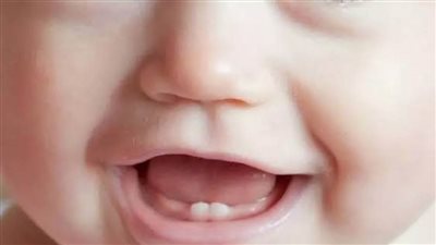 4 طرق لتخفيف آلام اللثة عند تسنين الأطفال لكل أم جديدة