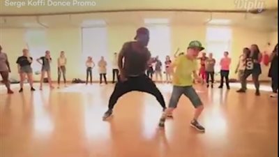 بالفيديو.. طفل يشارك شابا رقصة مذهلة
