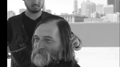 مصففو شعر يغيرون شكل مشردي شوارع لوس أنجلوس (فيديو)