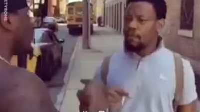 رجل يعتدي على المدخنين في الشارع (فيديو)