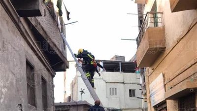 الحماية المدنية بالقاهرة تنقذ سيدتين و5 أطفال بعد انهيار سلم عقار بباب الشعرية (صور)