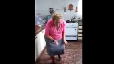 بالفيديو.. مليونا مشاهدة لرقصة عجوز في مطبخ منزلها