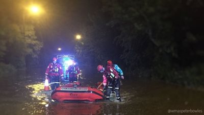 مصرع شخصين إثر عواصف رعدية وفيضانات ببريطانيا (فيديو)