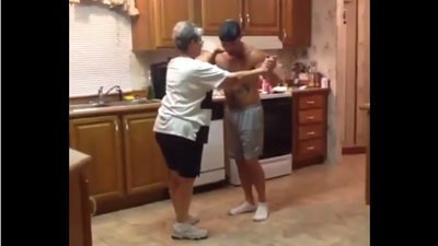 بالفيديو .. رقصة شاب مع والدته تشعل 