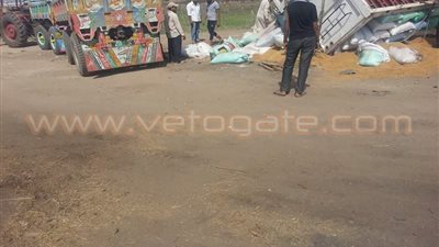 بالصور.. انقلاب مقطورة قمح على طريق المنصورة