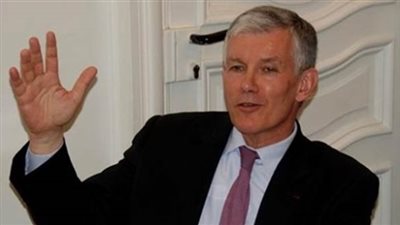 السفير الفرنسي يصل مطار القاهرة لمتابعة تطورات الطائرة المفقودة