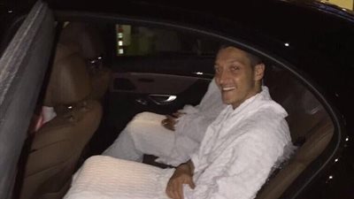 بالصور.. مسعود أوزيل يؤدي مناسك العمرة