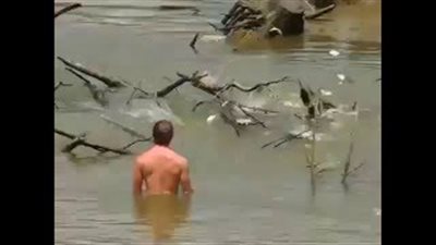 بالفيديو.. سمكة ضخمة تقفز من الماء وتصفع شاب بوجهه