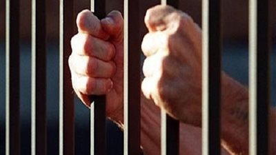 تجديد حبس عاطلين بتهمة سرقة سيارة وحيازة سلاح ناري بحلوان