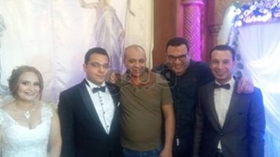 مسلمون يتناولون إفطارهم داخل كنيسة بالمنصورة بحفل زفاف صديقهم المسيحي (صور)