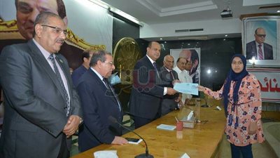 محافظ مطروح يكرم أوائل الشهادة الإعدادية (صور)