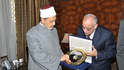 بالصور.. محافظ البحيرة في ضيافة فضيلة شيخ الأزهر