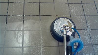 6 طرق لتنظيف «السيراميك» بفاعلية وأمان