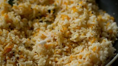 طريقة إعداد الأرز الهندي بالبصل الأخضر والكسبرة