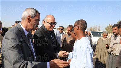 محافظ قنا يطمئن على ثلاثة أشقاء بعد إجرائهم عمليات زرع القرنية (صور)