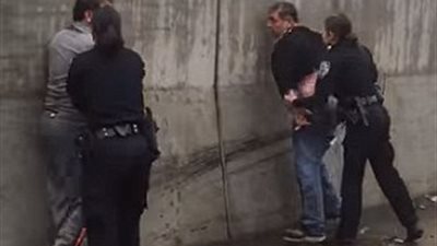 بالفيديو والصور.. خناقة بالأيدي بين سائقين تتسبب في توقف المرور