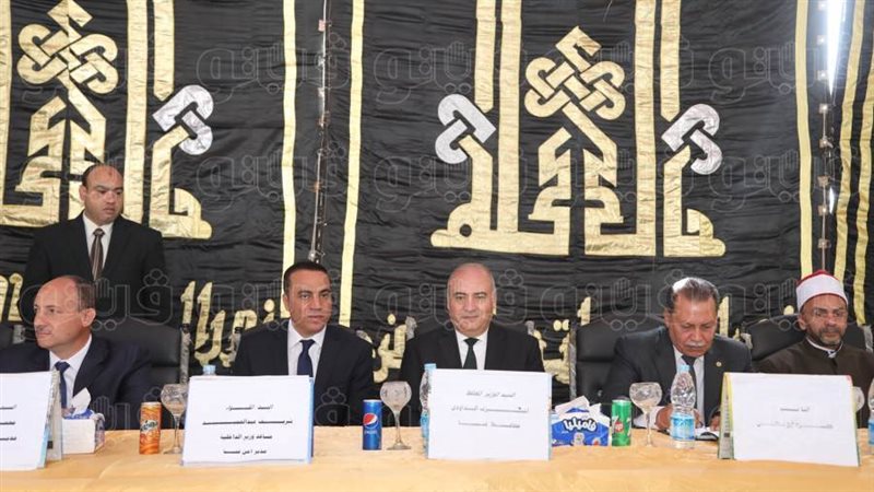 محافظ قنا أثناء جلسة