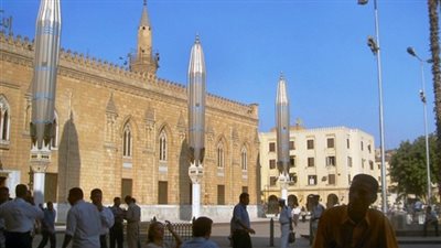 الشيعة يحتفلون بليلة عاشوراء بمسجد الحسين