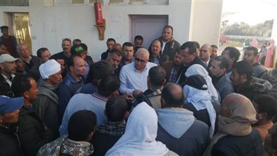 محافظ الوادى الجديد يطلق اسم ثلاثة طلاب توفوا فى حادث على مدرسة 