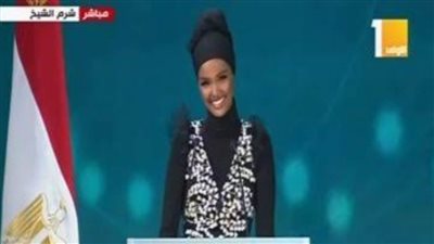 أول عارضة أزياء محجبة بمنتدى شباب العالم: 