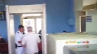 بالفيديو.. تفتيش أهالي ركاب الطائرة المفقودة قبل دخول «الخدمات الجوية»