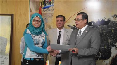 بالصور.. محافظ الفيوم يكرم أوائل التعليم الفني