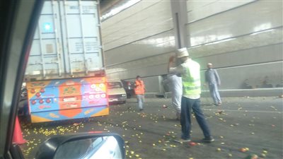 بالصور.. تصادم 3 مقطورات بجوار أكاديمية الشرطة بالتجمع الأول