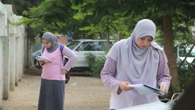 القلق والخوف يسيطران على طالبات الأزهر قبل امتحان الفقه (صور)
